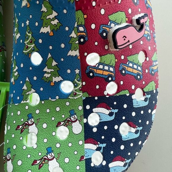 NWT Holiday Vineyard Vines Crocs Classic Clogs J4/ Women’s 6 Patchwork w/ Jibitz - Picture 4 of 9
